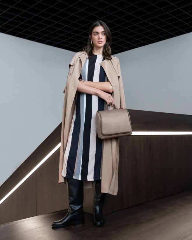 Toiletbag XL v kolekci Herringbone mokka ✨ Ještě větší, ještě praktičtější a stále stejně stylová! 💁‍♀️ Toaletní taštička...