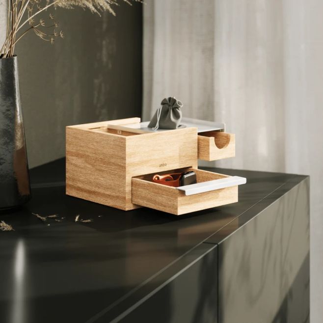 Šperkovnice a stojany na šperky Umbra jsou nejen stylovým doplňkem interiéru, ale i praktickým místem pro vaše malé...