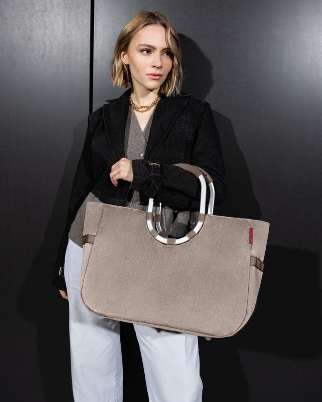 🛍️ Hledáte dárek, který potěší i poslouží? Stylová taška Loopshopper L od Reisenthel kombinuje eleganci, odolnost a...