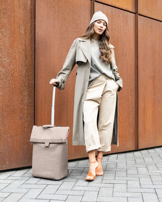 Představujeme vám nákupní vozík Trolley M od Reisenthel z kolekce Herringbone mokka 🤎 Uveze až 10 kg, pojme 43 litrů a...